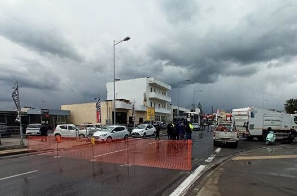 Παγκρήτιο Στάδιο: Σφηνωμένες στην αντικεραυνική προστασία οι λαμαρίνες-Προληπτικά κλειστή η γύρω περιοχή runbeat.gr